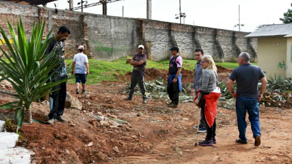 Prefeito vistoria obras em andamento