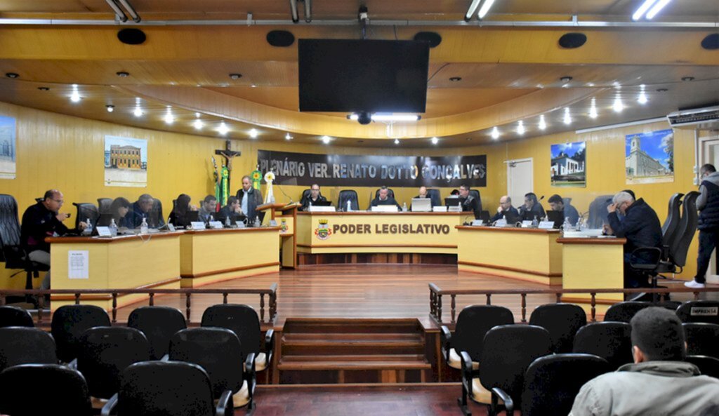 Vereadores aprovam contratação de Advogado, Psicólogo e Assistente Social