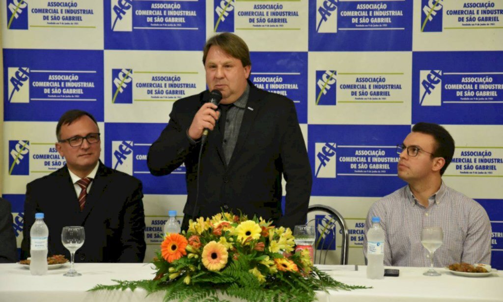 Prefeito comparece à posse do novo presidente da ACI