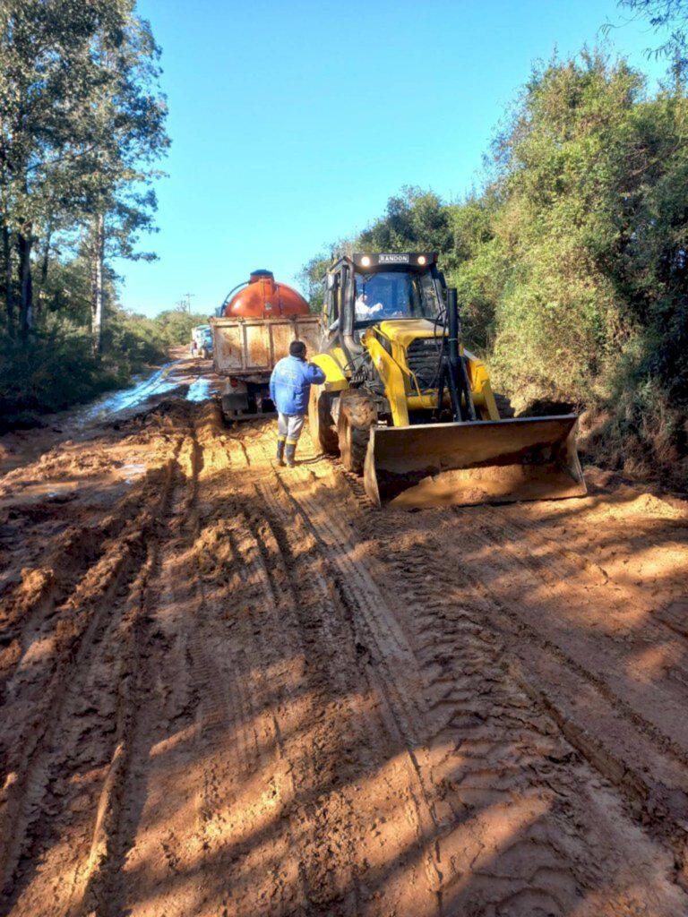 Serviços Urbanos realiza reparos na RS 473