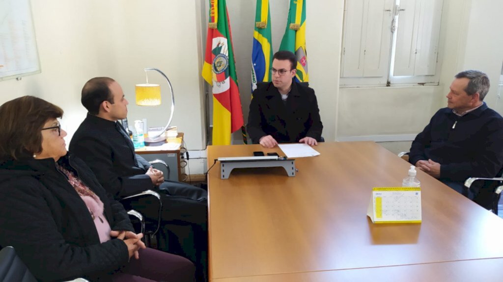 Prefeito recebe novo padre gabrielense