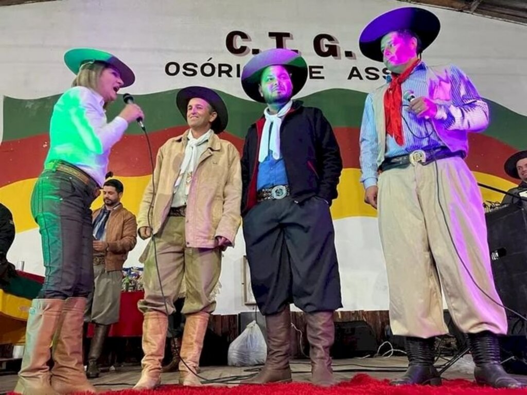 Show de trova lota CTG em Fontoura Xavier com participação de gabrielense