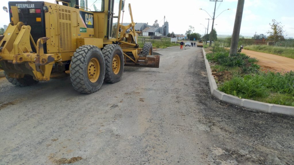 Prefeito vistoria obras em execução; empresa iniciará asfaltamentos após a imprimação das ruas no Bairro Vargas