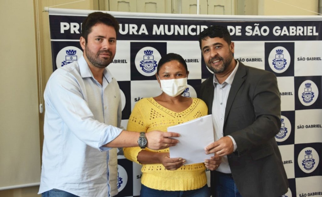 Moradores do Élbio Vargas recebem certidão do imóvel