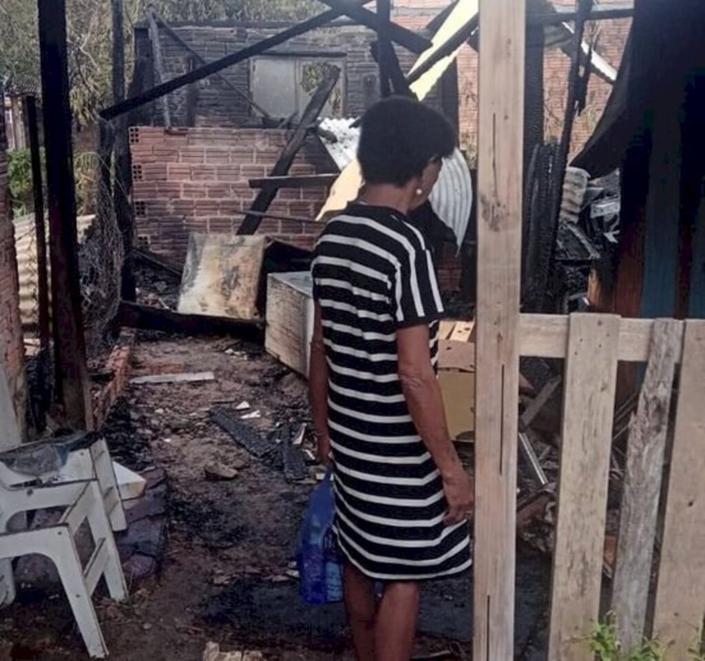 Filha pede ajuda para reconstruir a casa da mãe, queimada durante incêndio