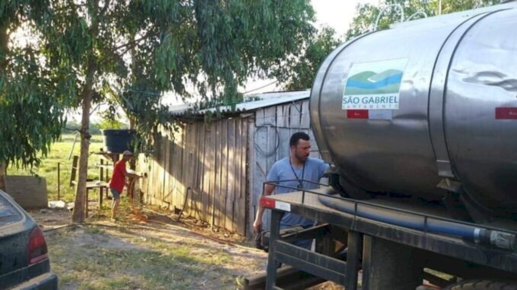 Por causa da seca, Defesa Civil entrega água para 183 famílias na zona rural