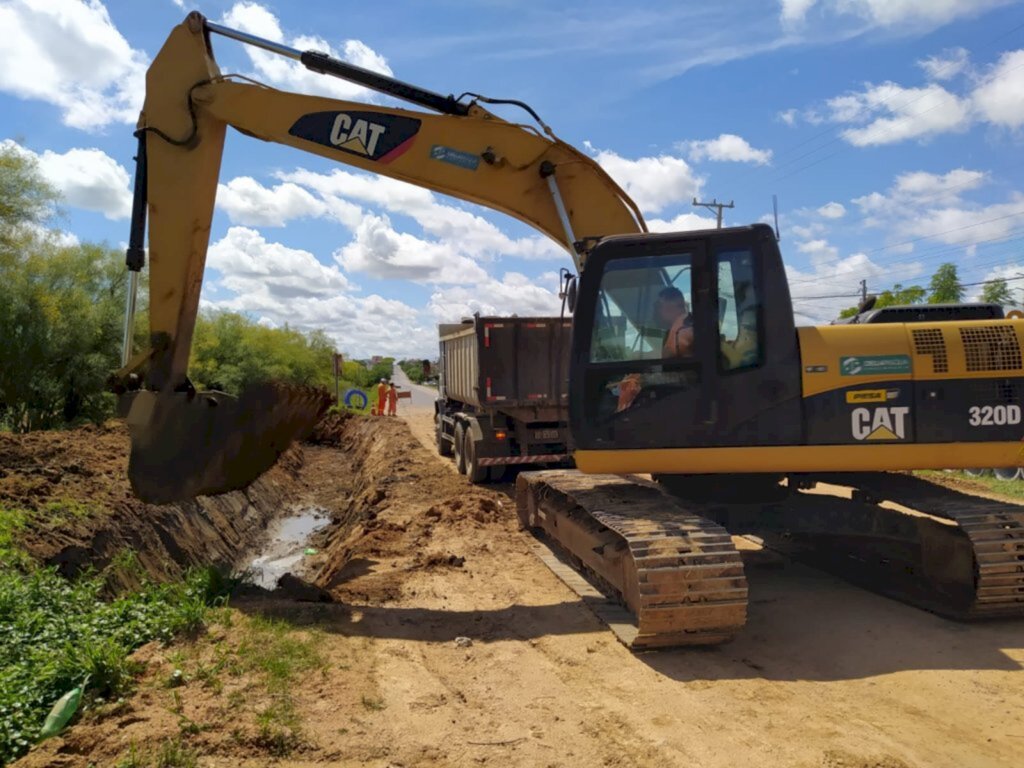 Prefeitura inicia preparação do solo para implantação de asfalto no complemento da Rua Sebastião Menna Barreto