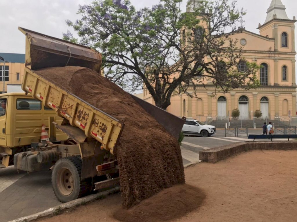 Serviços Urbanos promove ações nas praças da cidade