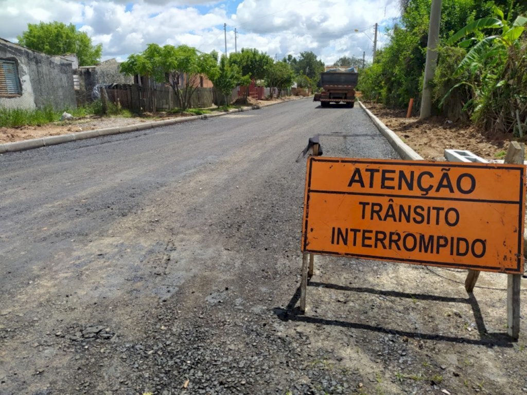 Empresa começa a colocar asfalto nas ruas de terra do bairro independência