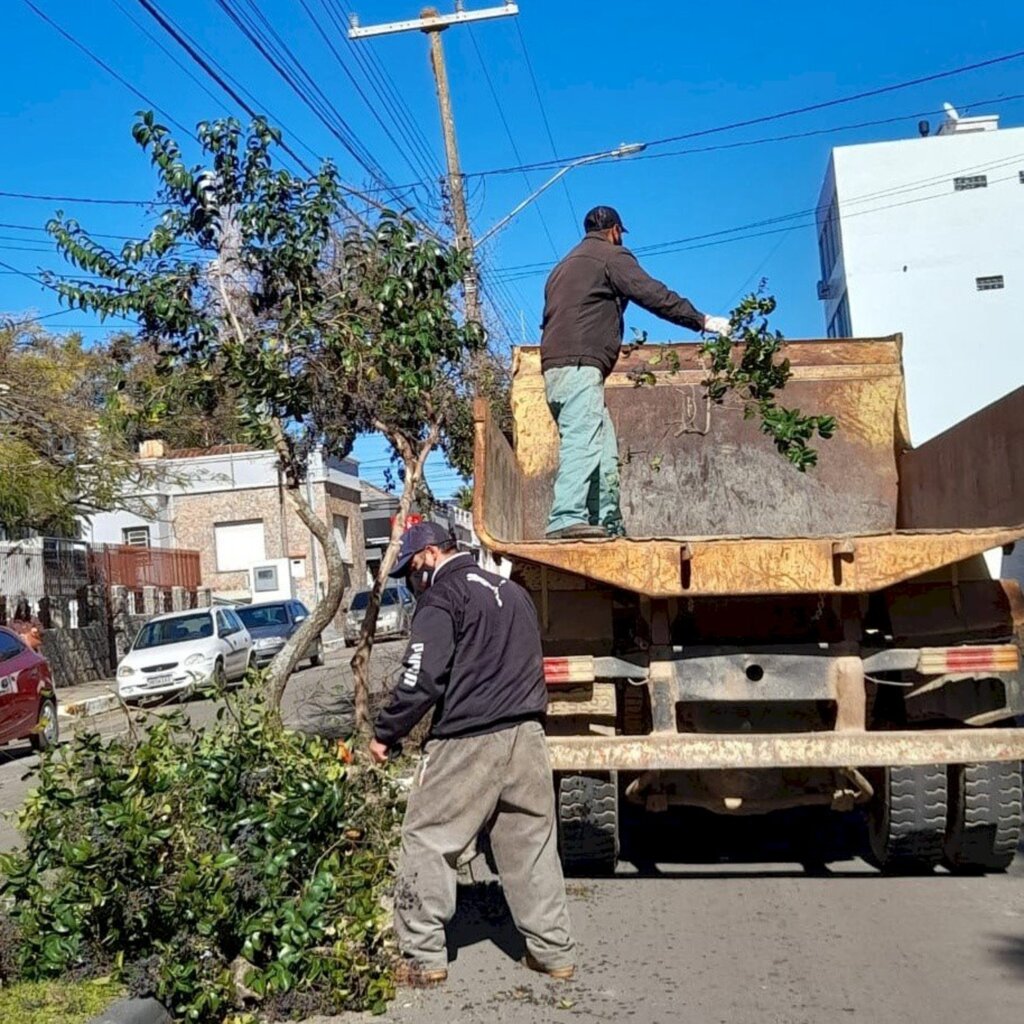 Frentes de trabalho de limpeza urbana mobilizam a cidade