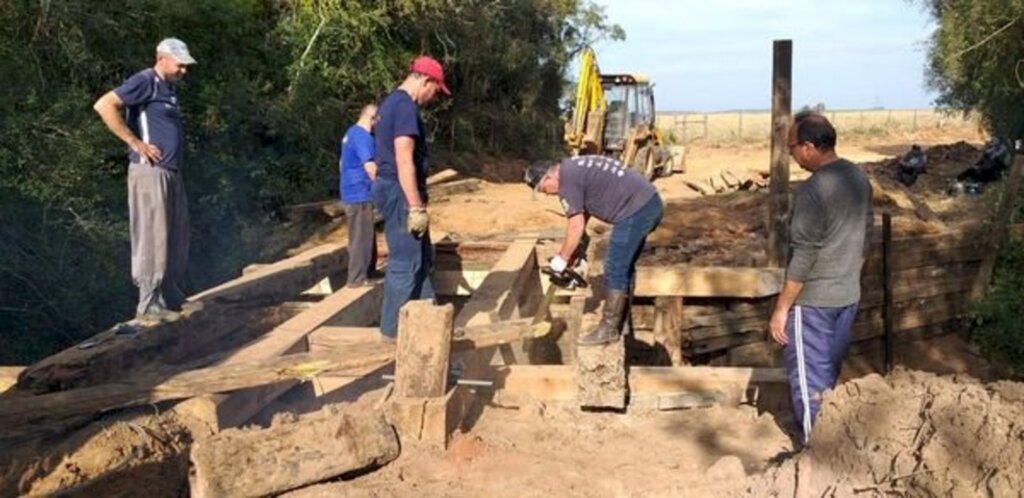 Desenvolvimento rural executa ações de manutenção de estradas e patrulha agrícola