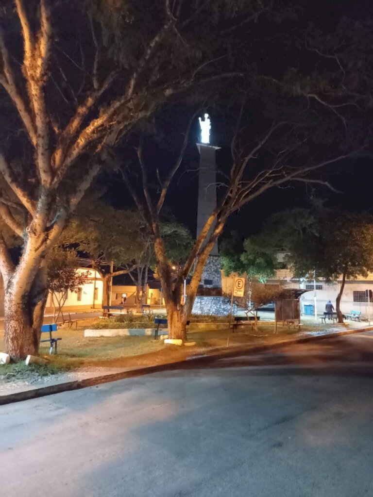 Nova iluminação revitaliza a praça do Arcanjo