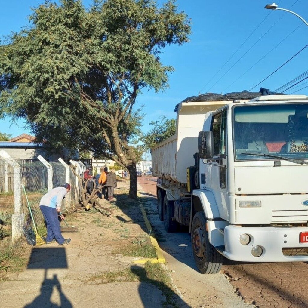 Serviços Urbanos realiza atividades na Avenida Antônio Trilha