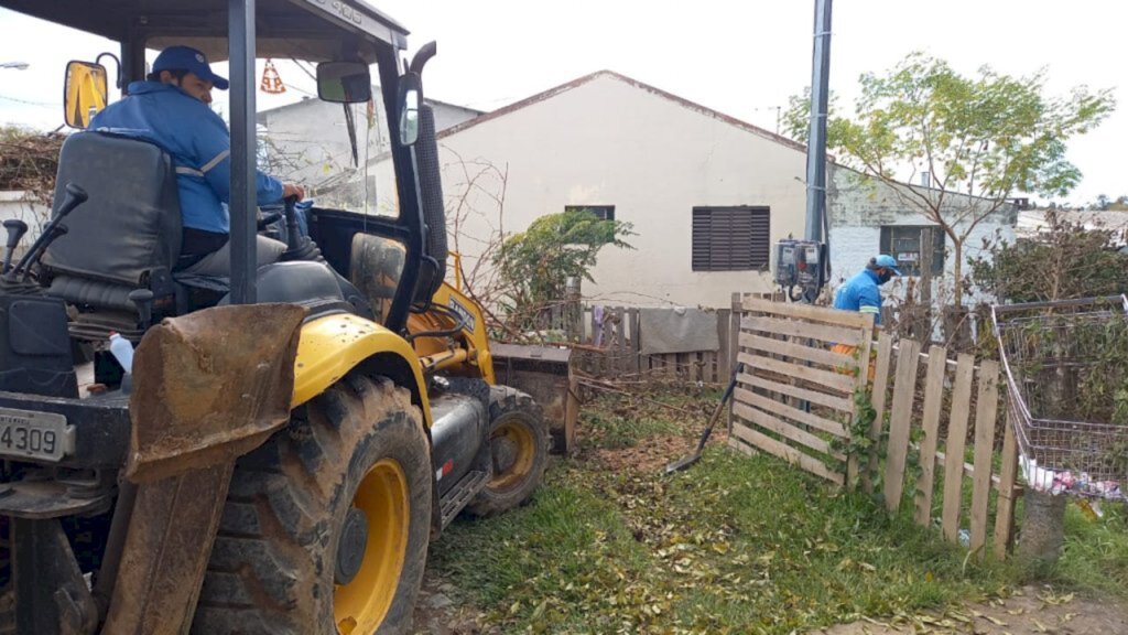 Serviços Urbanos retira oito caçambas de lixo e entulho por dia