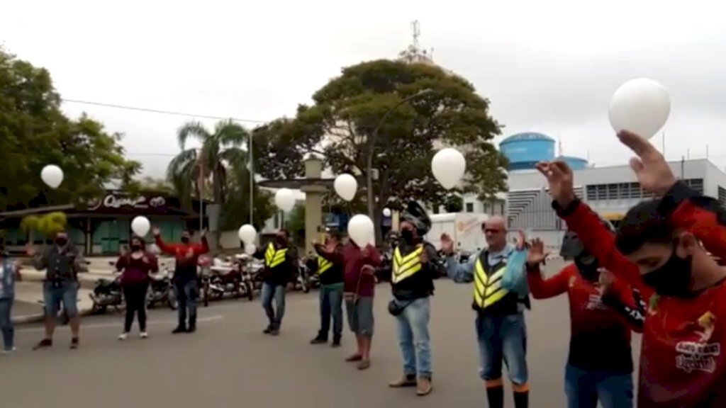 Na linha de frente, profissionais enfrentam a pandemia em cima de uma moto