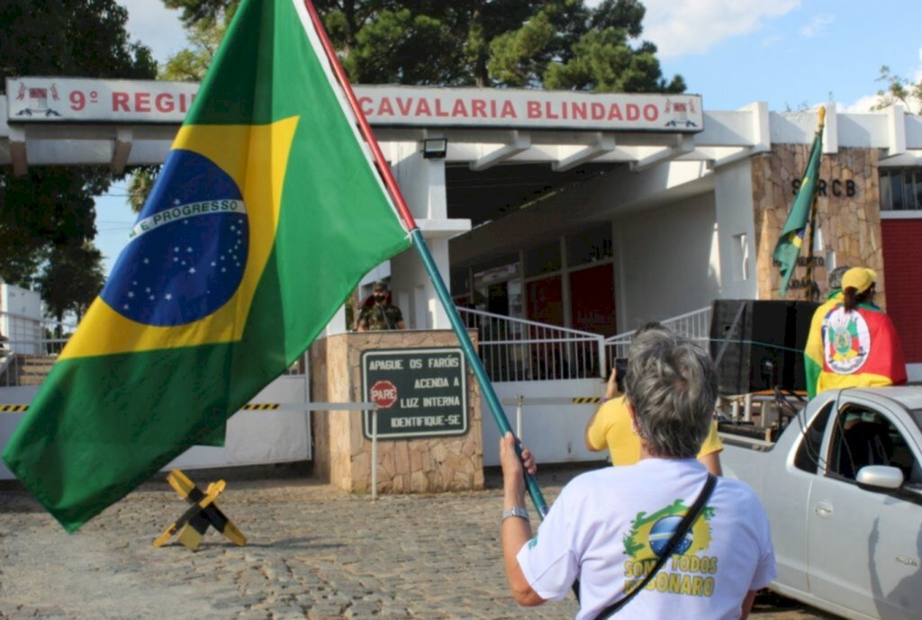 Manifestantes pedem a destituição de ministros do STF, impeachement de Leite e mudanças no plano de distanciamento controlado