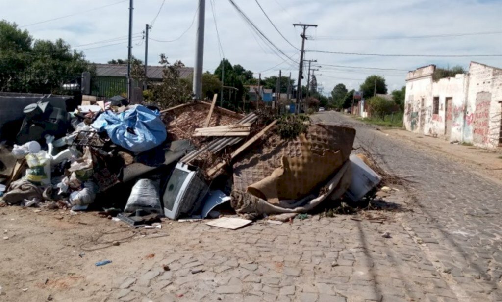 Descarte irregular causa entupimento em rede na São Clemente