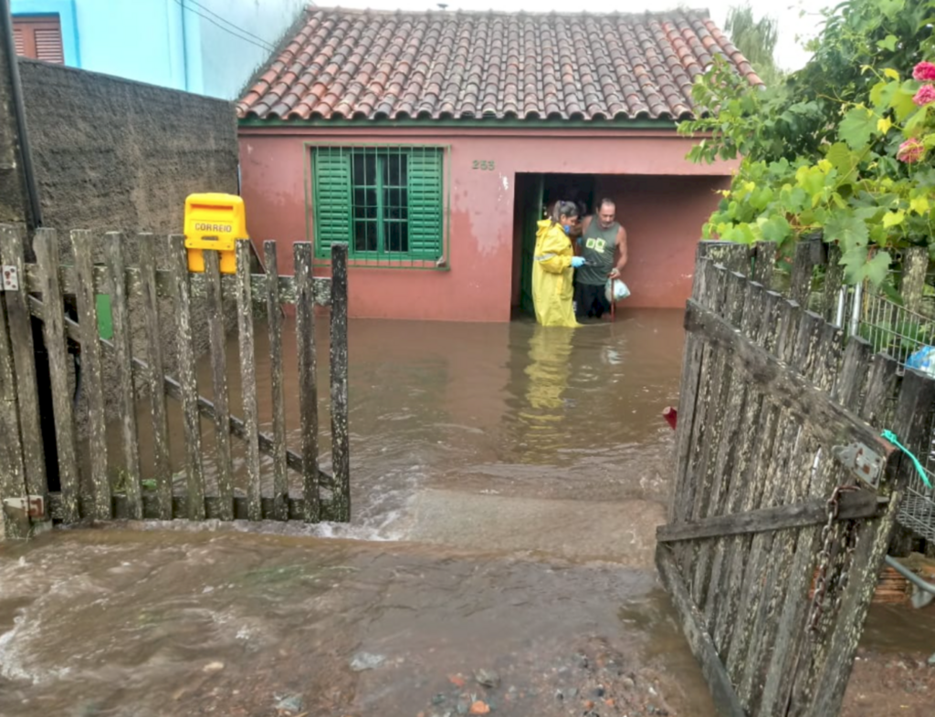 Equipes da Prefeitura auxiliam famílias afetas pelas enchentes