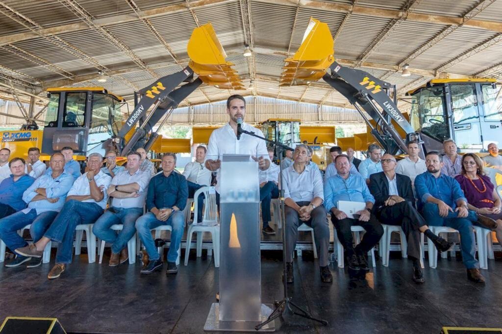 MUNICÍPIO DE TORRES É CONTEMPLADO COM UMA PÁ CARREGADEIRA