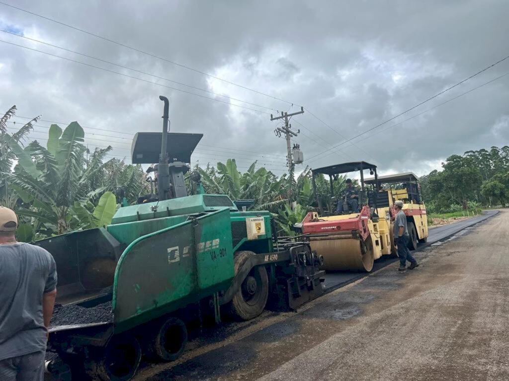 SEGUE EM MAMPITUBA  AS OBRAS DE  PAVIMENTAÇÃO ASFÁLTICA