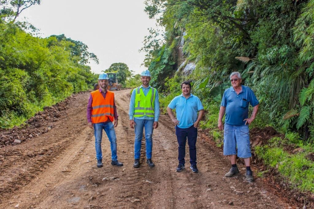 SERRA DO FAXINAL ESTÁ RECEBENDO  ENSAIBRAMENTO PARA MELHOR TRAFEGABILIDADE