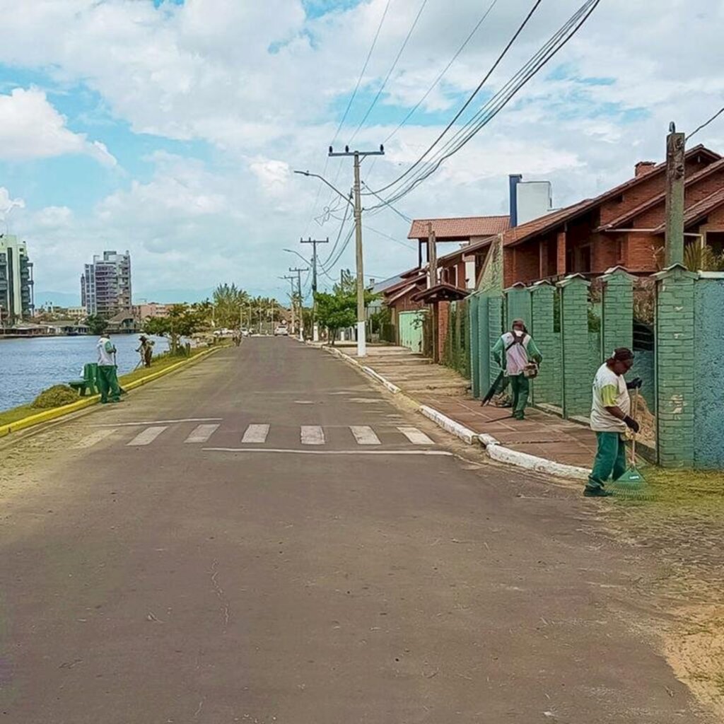 ADMINISTRAÇÃO MUNICIPAL REALIZA OS ÚLTIMOS  RETOQUES NA MANUTENÇÃO E LIMPEZA DAS PRAIAS DE PASSO DE TORRES