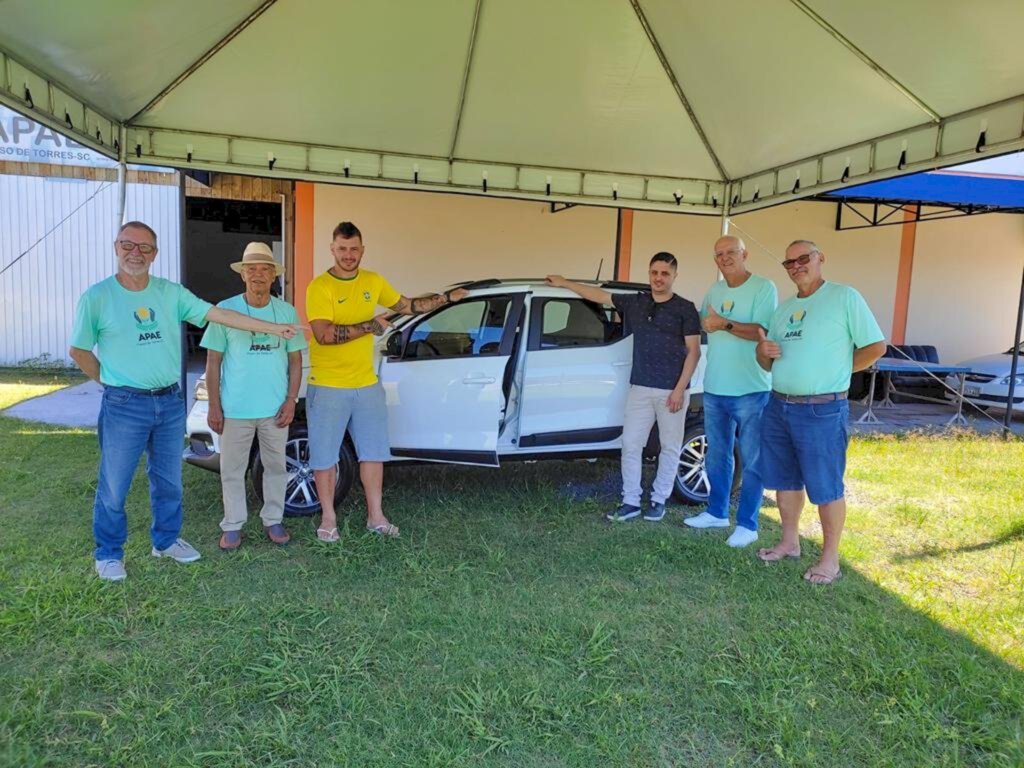 APAE DE PASSO DE TORRES RECEBE CAMIONETE 0KM ATRAVÉS DE INDICAÇÃO DOS VEREADORES ALAN MIGUEL E RENAN BALTAZAR