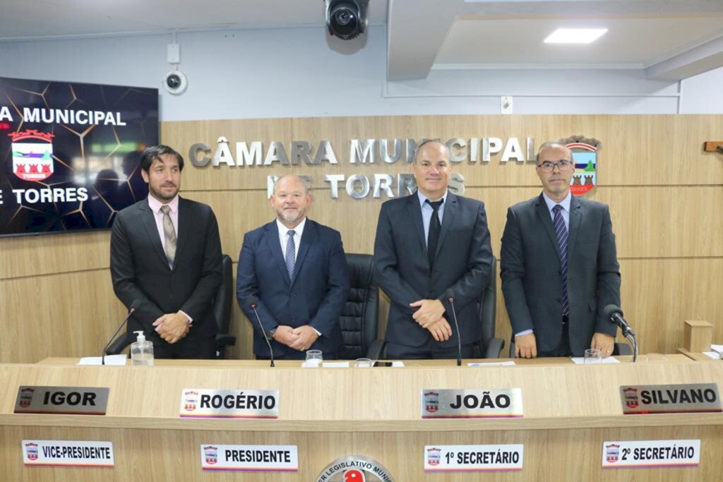 SESSÃO SOLENE EMPOSSA A NOVA MESA DIRETORA DA CÂMARA DE VEREADORES DE TORRES