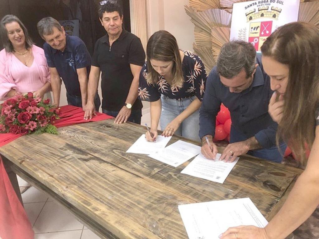 MUNICÍPIO DESTINA R$ 300 MIL EM  ABONO SALARIAL PARA OS EDUCADORES DE SANTA ROSA DO SUL