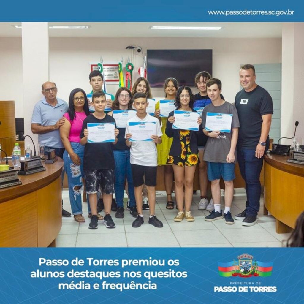 ALUNOS DESTAQUES DE 2022 RECEBEM PREMIAÇÃO EM PASSO DE TORRES