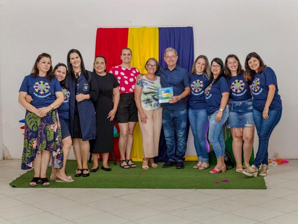 CEI MUNDO FELIZ PROPORCIONA UMA NOITE DE AUTÓGRAFOS PELOS ALUNOS DO JARDIM 4 EM PASSO DE TORRES