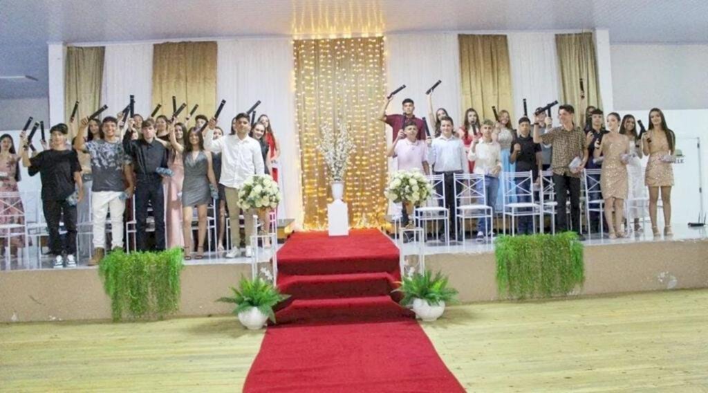 REALIZADAS AS FORMATURAS COM OS ALUNOS  DA REDE MUNICIPAL DE ENSINO DE SÃO JOÃO DO SUL