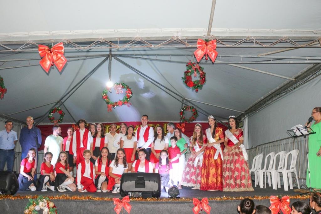 CHEGADA DO PAPAI NOEL E APRESENTAÇÕES ENCANTAM A ABERTURA DO NATAL EM SANTA ROSA DO SUL