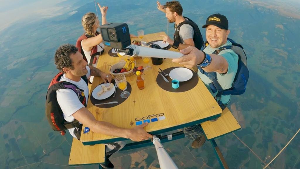 QUATRO PESSOAS TOMAM CAFÉ NAS ALTURAS EM PRAIA GRANDE