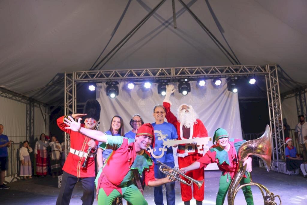 PAPAI NOEL CHEGA DE BALÃO TRAZENDO BRILHO  AO NATAL ILUMINADO NA PRAÇA DOS PESCADORES DE PASSO DE TORRES