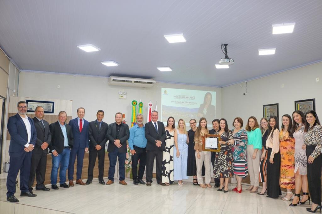 CÂMARA DE VEREADORES CONCEDE MOÇÃO DE APLAUSO A PRAIA-GRANDENSE CLÁUDIA PRUDÊNCIO