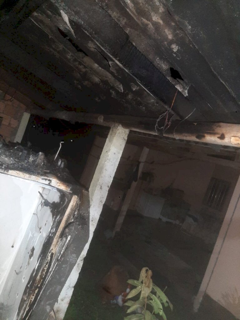 RAIO ATINGE CASA E CAUSA INCÊNDIO EM SÃO JOÃO DO SUL