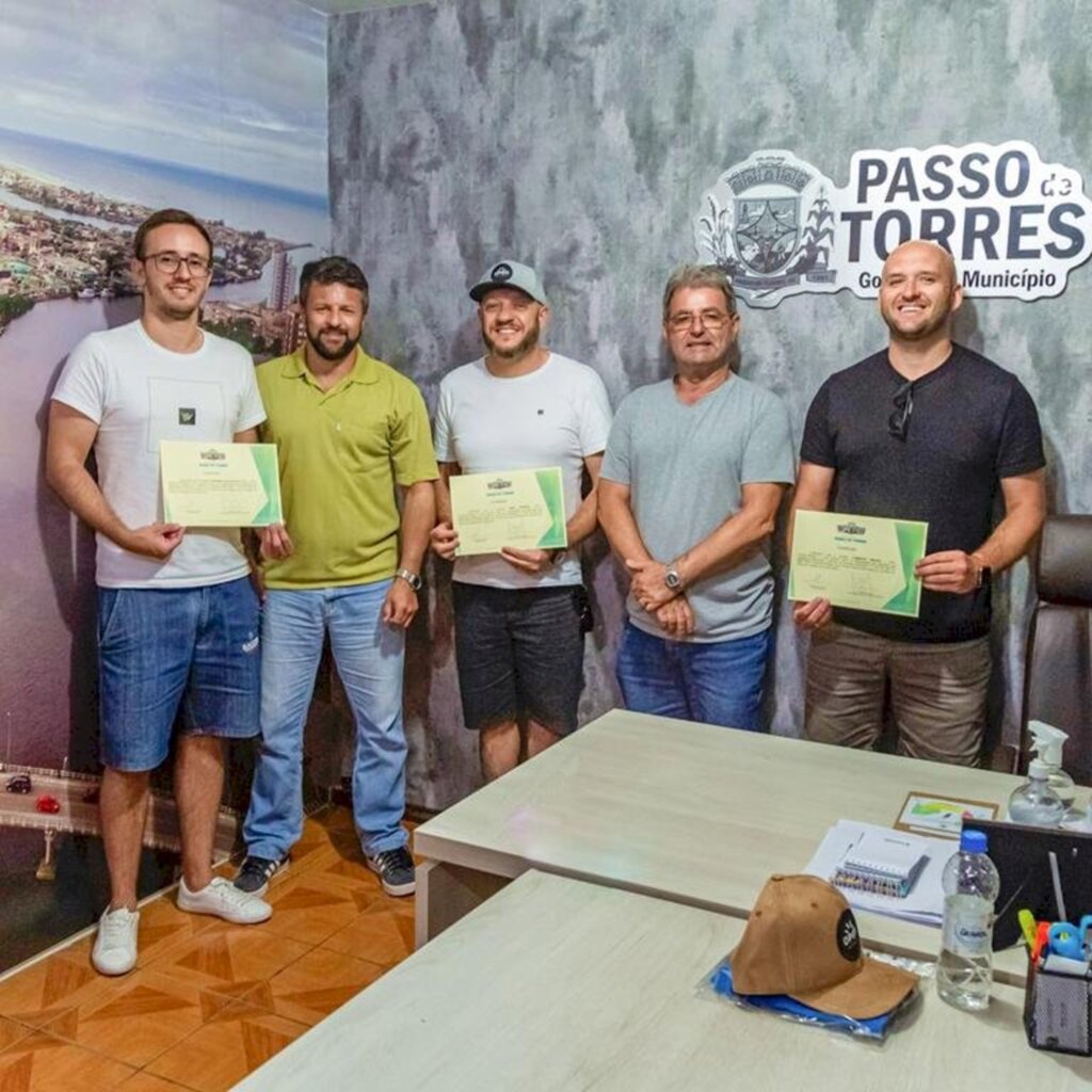 ESPAÇOS PÚBLICOS EM PASSO DE TORRES  RECEBEM NOVOS ADOTANTES