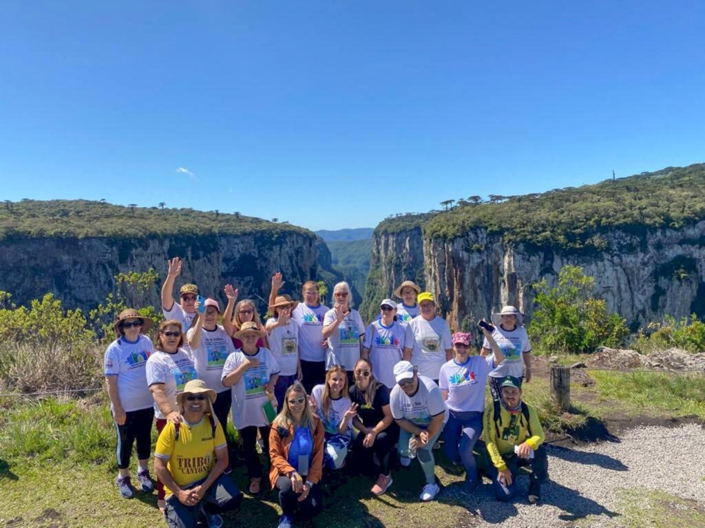 SÃO JOÃO DO SUL: GRUPO AMIZADE DO CRAS REALIZA VISITA AO PARQUE INTERNACIONAL APARADOS DA SERRA