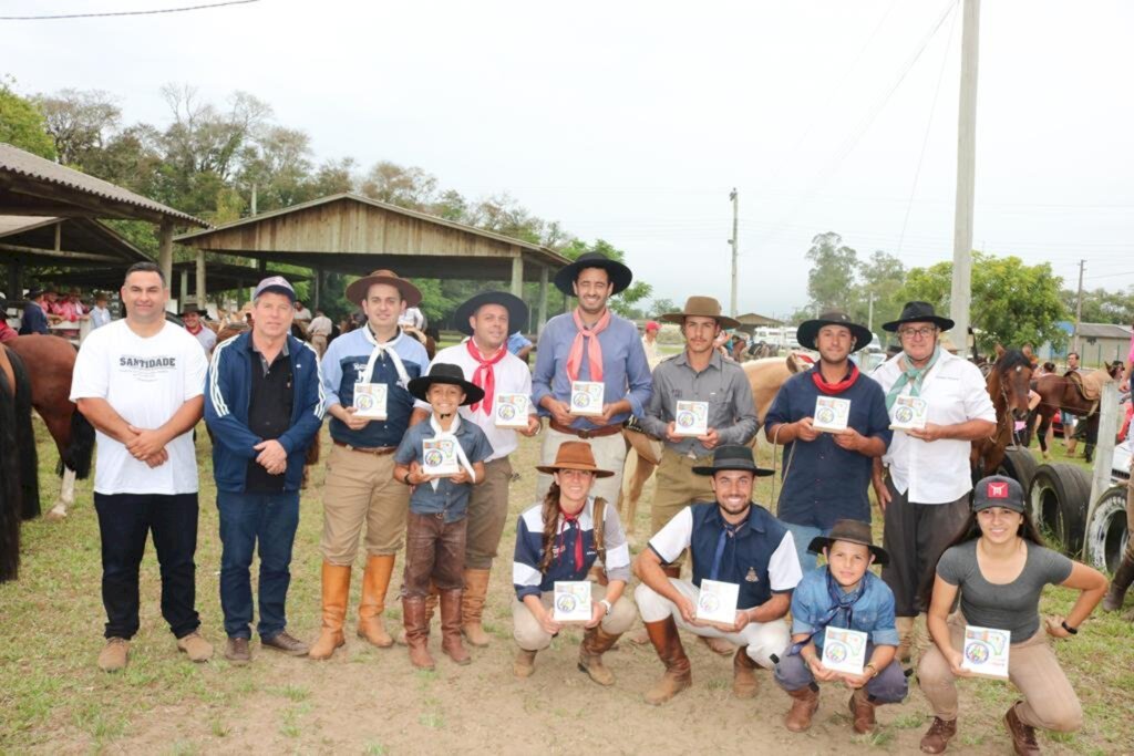 CTG PORTEIRA CATARINENSE ENTREGA PREMIAÇÃO AOS MELHORES DO CAMPEONATO MUNICIPAL DE LAÇO EM SÃO JOÃO DO SUL