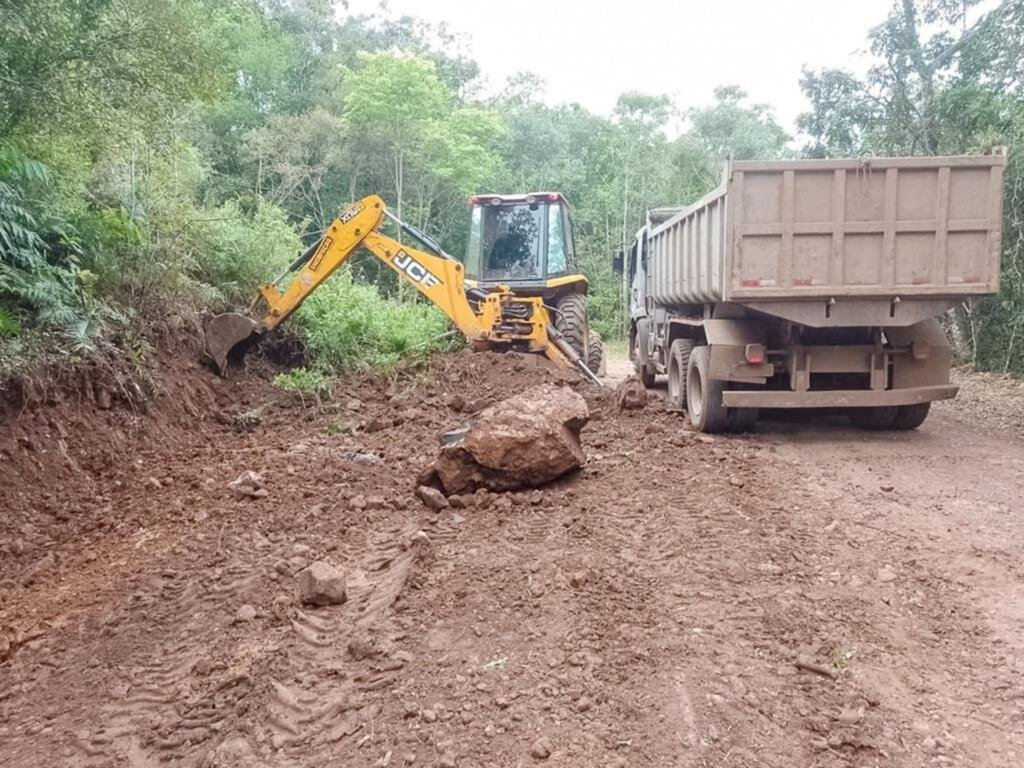 SECRETARIA DE OBRAS SEGUE CONCLUINDO MELHORIAS  E RESTAURAÇÕES EM PRAIA GRANDE