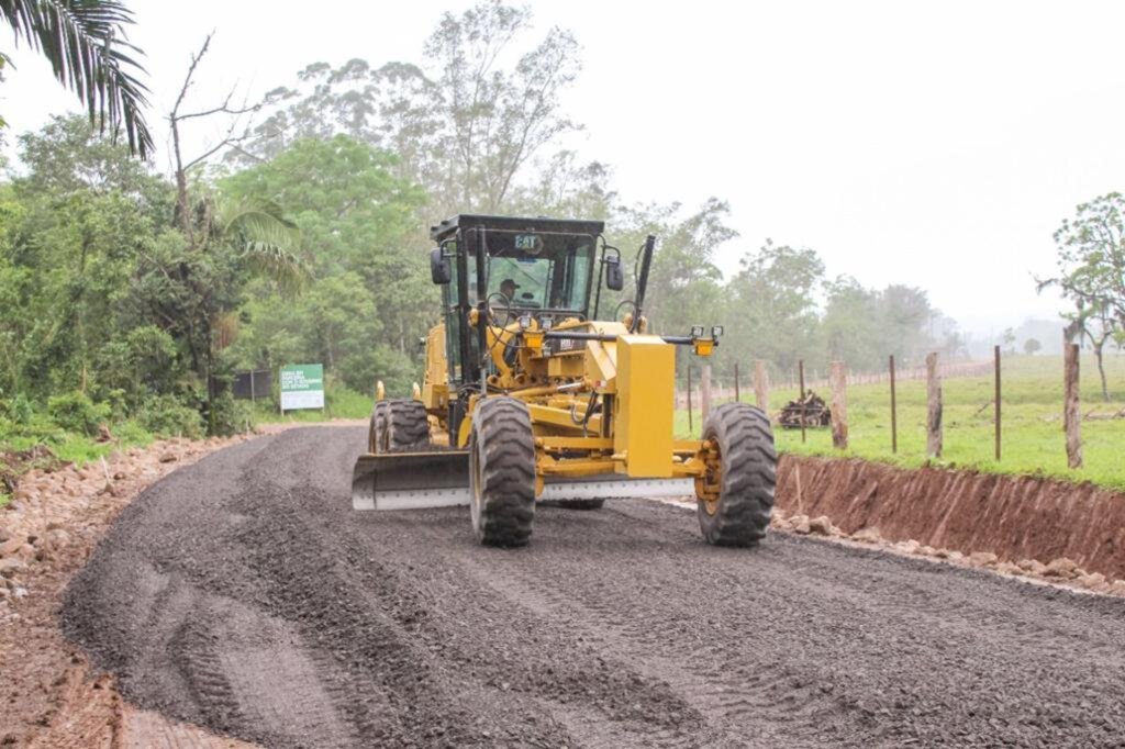 MORRINHOS DO SUL: PAVIMENTAÇÃO DA PIXIRICA A MORRO DO FORNO ESTÁ EM ANDAMENTO