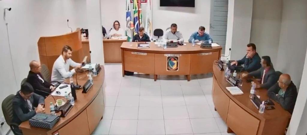 VEREADOR ALAN MIGUEL PROTOCOLA NA CÂMARA DE PASSO DE TORRES 12 PROJETOS DE SUA AUTORIA