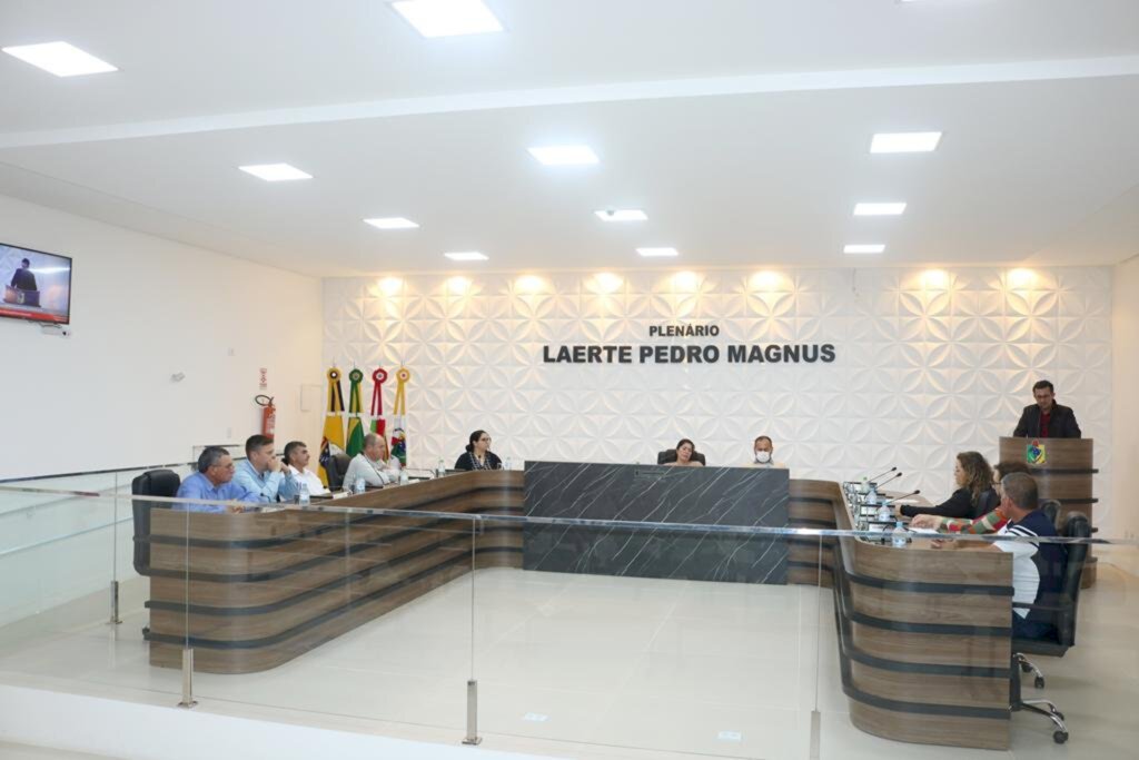 VEREADORES HOMENAGEIAM  PROFESSORES E APROVAM  SUPLEMENTAÇÃO DE CRÉDITO EM SÃO JOÃO DO SUL