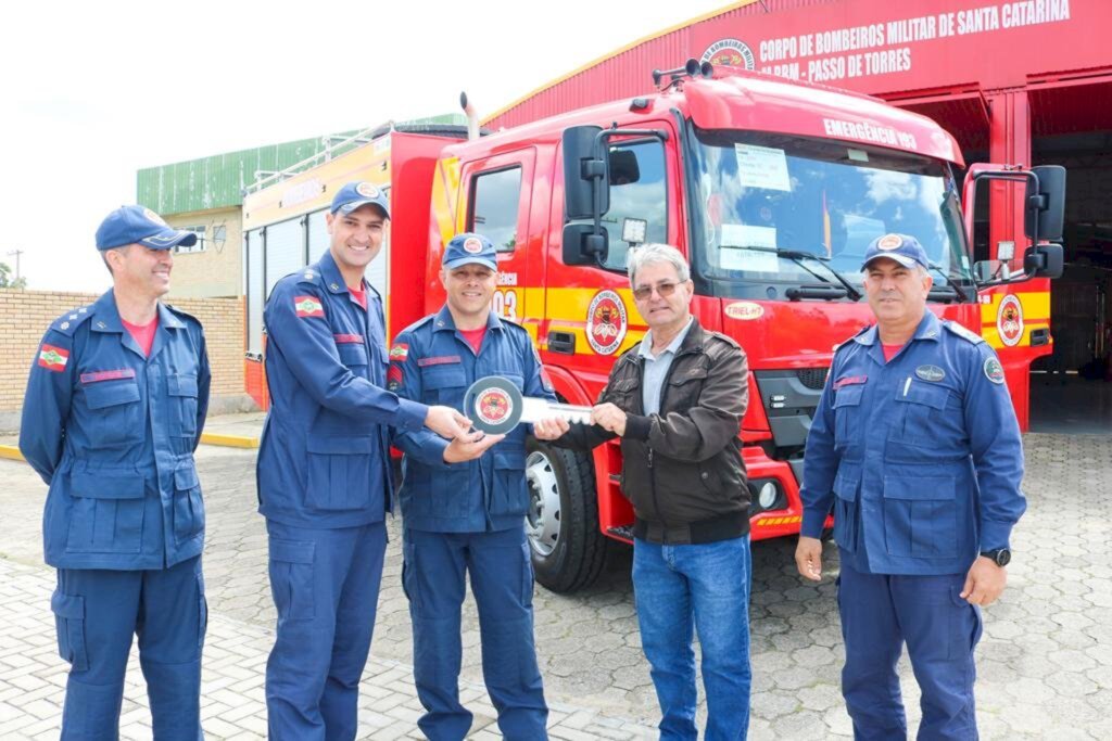 CORPO DE BOMBEIROS MILITAR RECEBE VIATURA EQUIPADA PARA O COMBATE A INCÊNDIOS EM PASSO DE TORRES