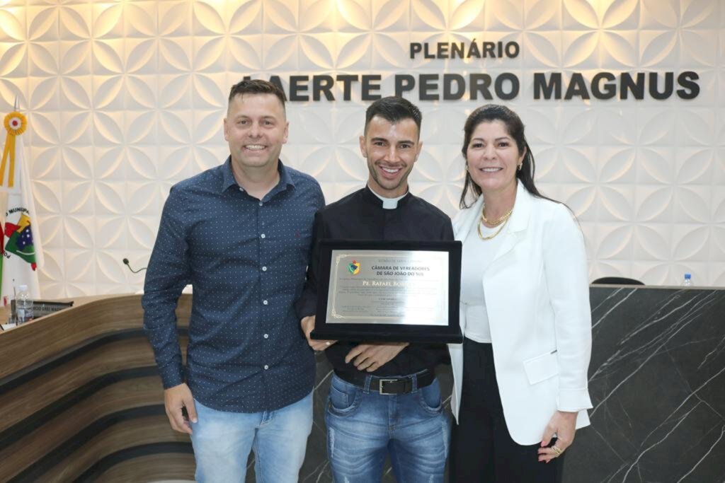 VEREADORES DE SÃO JOÃO DO SUL PRESTAM HOMENAGEM AO PADRE RAFAEL BORGES