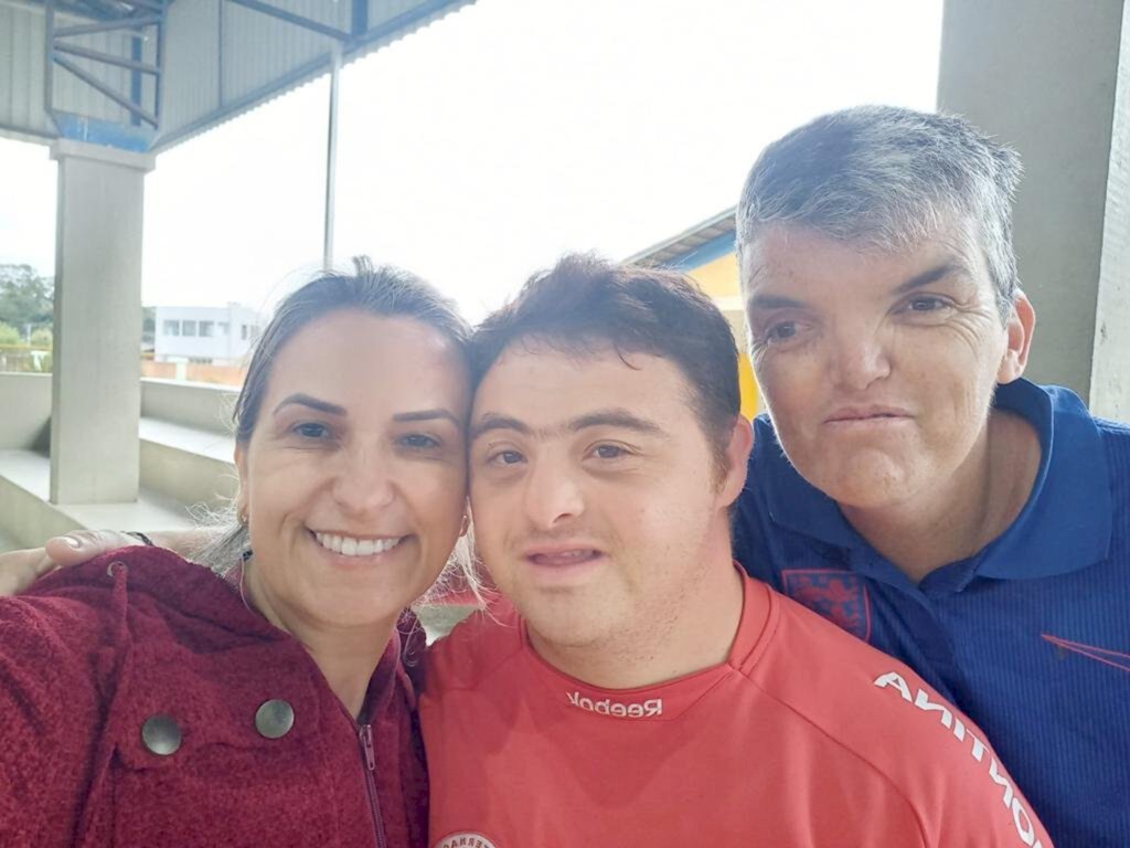 DESTAQUE  DA SEMANA: Diretora da APAE  de Passo de Torres,  Edilene dos  Santos.