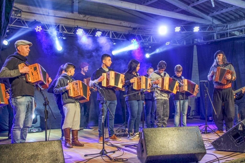 MORRINHOS DO SUL: ALUNOS DA FÁBRICA DE GAITEIROS SE APRESENTAM EM SÃO JOSÉ DOS AUSENTES AO LADO DE RENATO BORGHETTI