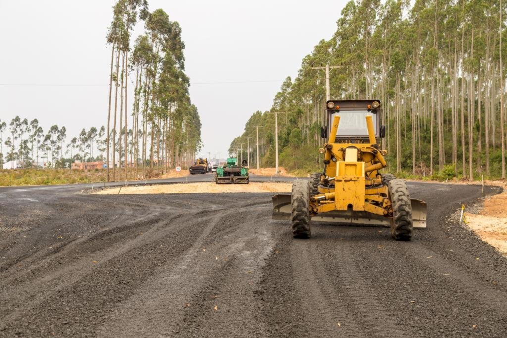 INICIADA A EXECUÇÃO DA CAMADA ASFÁLTICA NA RODOVIA DE ACESSO À BELLATORRES