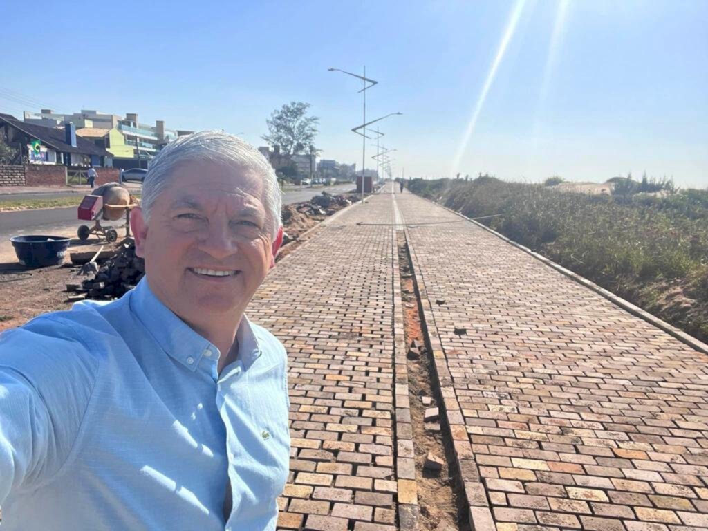 PREFEITO DE TORRES CARLOS SOUZA ACOMPANHA  OBRAS EM ANDAMENTO NO MUNICÍPIO